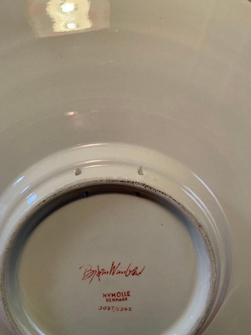 ビヨンヴィンブラッド　大型二モール社ビンテージの珍しい赤色の少女飾皿素敵です！